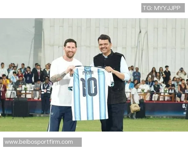 梅西孟买活动获赠印度风格画像与安东内拉共庆浪漫时刻