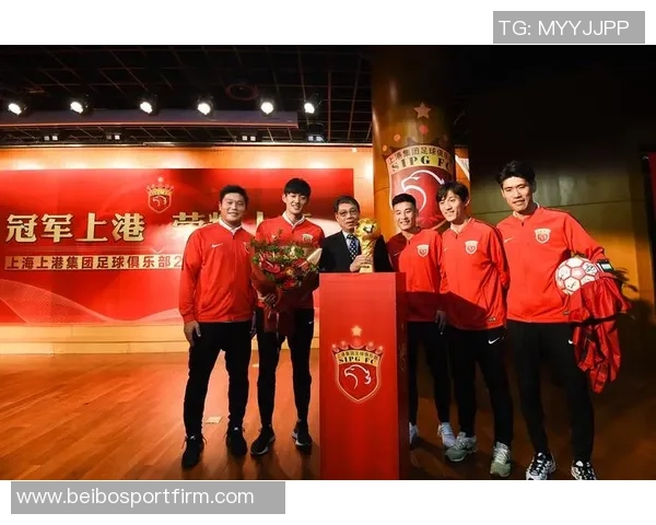 吕文君分享夺冠喜悦与恩师徐根宝合影重温崇明足球情怀